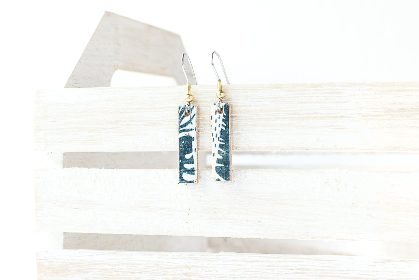 Leather Earrings / Simple Tiny / Ivory Monstera Cork