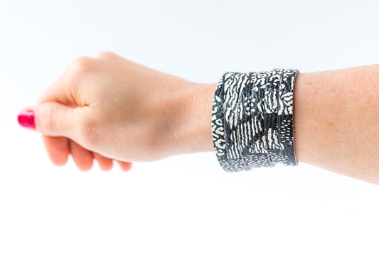 Leather Bracelet / Original Sliced Cuff / Black Random / Extra Large